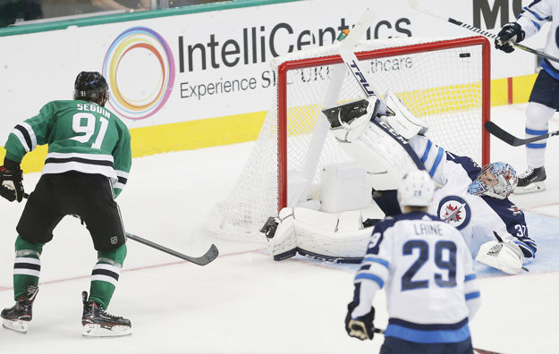 Tyler Seguin (vľavo) z Dallasu skóruje do siete Winnipegu.