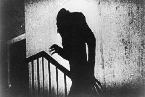 Nosferatu. Jeden z najslávnejších filmov, inšpirovaným Stokerovým Draculom, vznikol v roku 1922. Nakrútil ho F.W. Murnau.