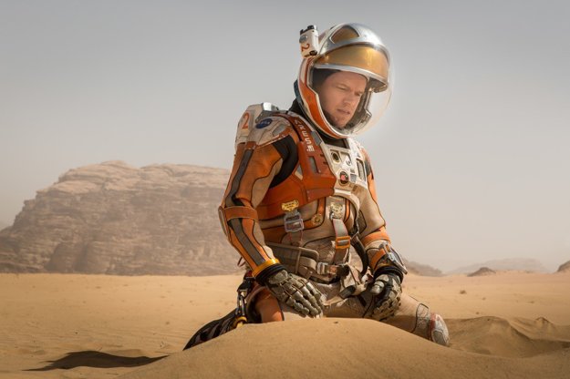 Matt Damon ako astronaut Mark Watney počas misie na Mars takmer zahynul v prašnej búrke. Zvyšok jeho posádky planétu opustil v domnení, že je mŕtvy. Ak chce prežiť, musí použiť všetky svoje technické znalosti a dôvtip. A navyše vyslať signál na Zem, že žije. Vpravo jedna z dôležitých scén, ako sa na Marse pokúša pestovať zemiaky.