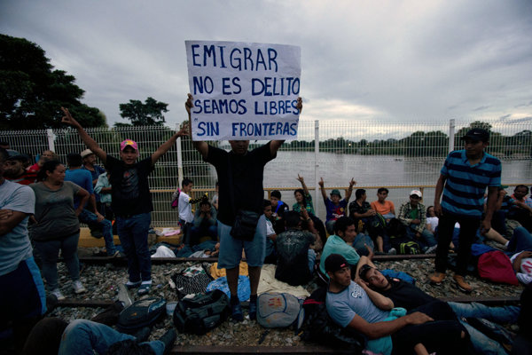 Migranti z Hondurasu dorazili k hraniciam s Mexikom