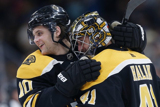 Bostonu k triumfu pomohol aj slovenský brankár Jaroslav Halák (vpravo).