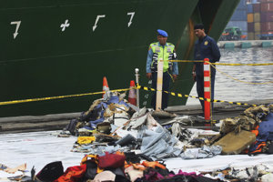 Vylovené veci z Jávskeho mora po nehode lietadla spoločnosti Lion Air.