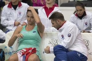 Viktória Kužmová s kapitán fedcupového tímu Matejom Liptákom.