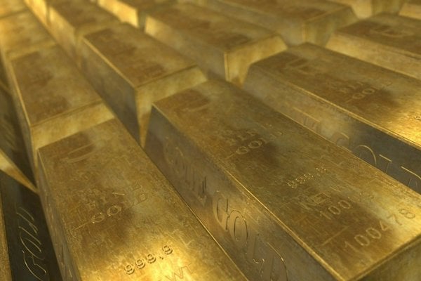 Cena zlata dosiahla nový rekord, prekonala hranicu dvetisíc dolárov za uncu
