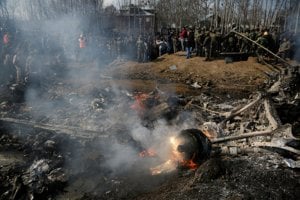  Kašmírski dedinčania a indickí vojaci sa zhromažďujú pri vraku indickej stíhačky po jej zostrelení pakistanskými silami v Budgame na predmestí Šrínagaru, v indickej časti Kašmíru 27. februára 2019.