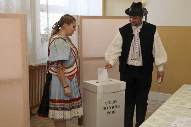 Členovia folklórneho súboru v Martovciach v okrese Komárno volili tiež. 