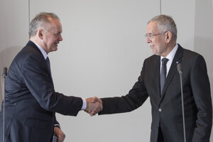 Prezident SR Andrej Kiska (vľavo) a prezident Rakúska Alexander Van der Bellen (vpravo) počas tlačovej konferencie.