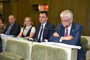 Poslanci schválili menovitý zoznam opráv chodníkov a miestnych komunikácií. Jedinú zmenu navrhol poslanec Juraj Vaňo (vpravo). 