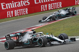 Lewis Hamilton (v popredí) a Valtteri Bottas.