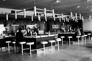 Prvý let na trase Praha – Bratislava sa uskutočnil 29. októbra 1923 lietadlom Aero A-14 vtedajších Československých štátnych aerolinií s imatrikulačnou značkou L-BARC.