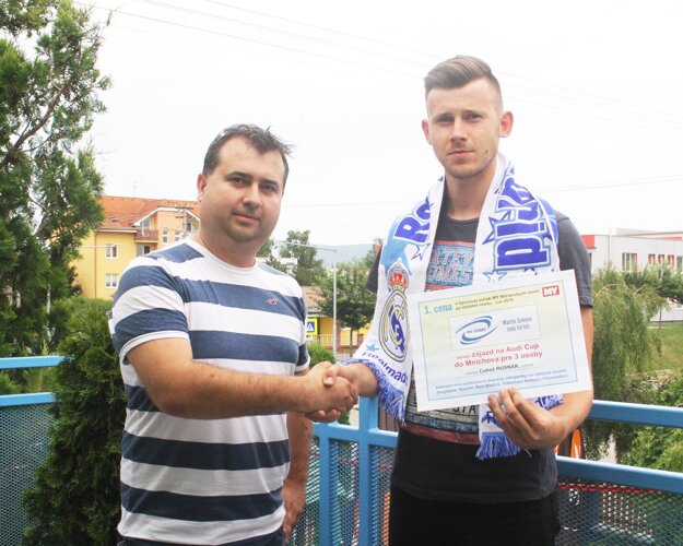Martin Soboňa gratuluje Ľubošovi Rusnákovi.