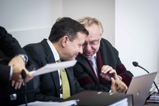 Právny zástupca televízie Markíza Daniel Lipšic (vľavo) debatuje s dozorujúcim prokurátorom Jánom Šantom pred pokračovaním pojednávania po obedňajšej prestávke.