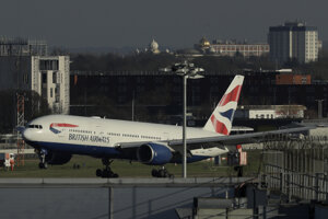 lietadlo spločnosti British Airways na londýnskom letisku Heathrow.