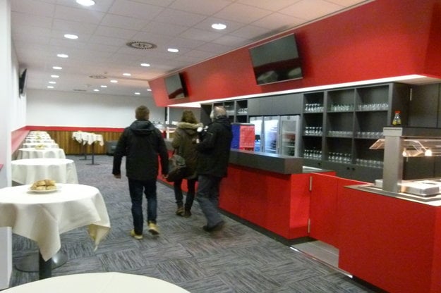 Pri spomínaných 70 luxusných miest vo VIP sektore, majú ich návštevníci vlastnú miestnosť s rovnakým komfortom, ako iné časti VIP.