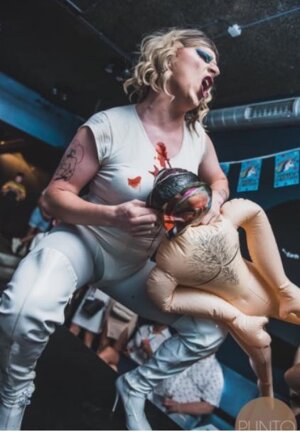 Drag queen s portrétom arcibiskupa v akcii.