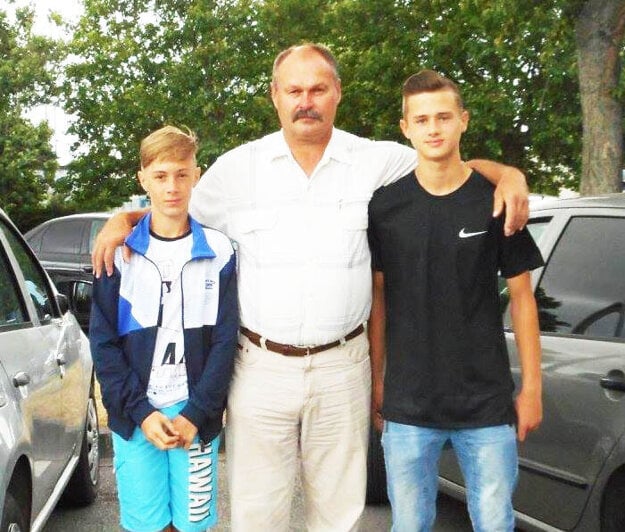 Starosta Čifár Július Czapala s odchovancami klubu, ktorí si zahrali za výbery ObFZ Nitra na medzinárodnom turnaji.