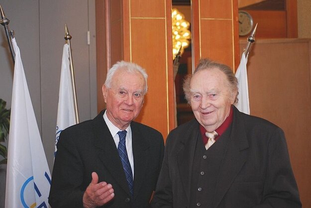 Bývalý dlhoročný prezident klubu Zdeněk Hrbáček (vpravo) dostal bronzové olympijské kruhy od Vladimíra Černušáka.