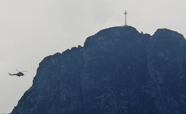 Vrtuľník záchranárov pri vrchu Giewont.