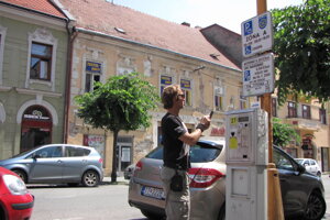 Čoraz viac šoférov v Trnave platí za parkovanie sms- správou.