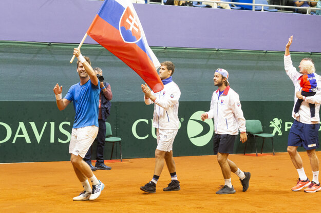 Zľava Norbert Gombos, Martin Kližan, Andrej Martin a Filip Polášek po výhre nad Švajčiarskom v dueli Davisovho pohára 2019.