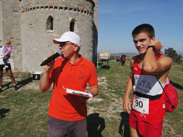 Moderátor Dušan Harangozó a víťaz na 14 km Pavol Žáčik.