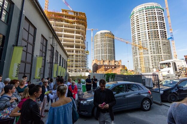 Jurkovičova tepláreň učupená medzi budovami projektu Sky Park.