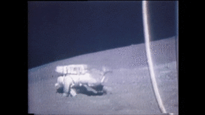 Astronaut Harrison Schmidt zakopol na Mesiaci počas toho, ako sa snažil zdvihnúť predmet z povrchu. (Kliknite pre spustenie.)