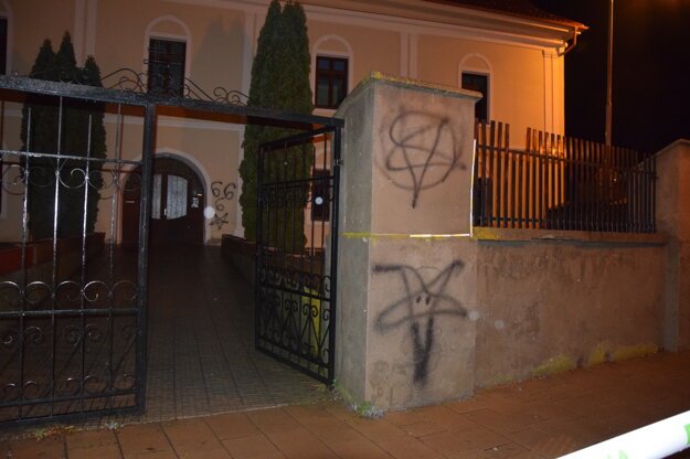 Mladíci posprejovali stenu vedľa dverí aj oplotenie.