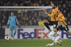 Dole hráč Slovana Dejan Dražič, hore hráč Wanderers Joao Moutinho.