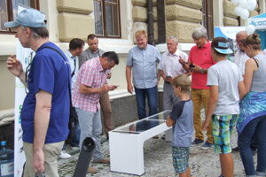 Inteligentná lavička na Svätoplukovom námestí vyvolala v lete 2017, keď spustili bikesharing, aj záujem poslancov.