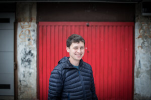 Branislav Chrenka (36) študoval geografiu na Univerzite Komenského v Bratislave. Študoval a pracoval v Škandinávii a Írsku. Pracoval potom v Slovenskej agentúre pre cestovný ruch a v Bratislavskom kultúrnom a informačnom stredisku. V roku 2010 s bratom založili firmu Authentic Slovakia, ktorá organizuje netradičné turistické prehliadky. Okrem postkomunistických prehliadok Bratislavy na starých škodovkách organizujú aj cyklotúry popri bývalej železnej opone či alternatívne gastrozážitky.