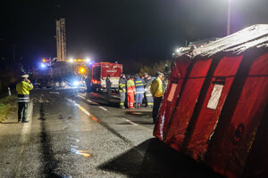 Miesto tragickej dopravnej nehody autobusu a nákladného auta na zlatomoraveckej ceste pri obci Malanta.