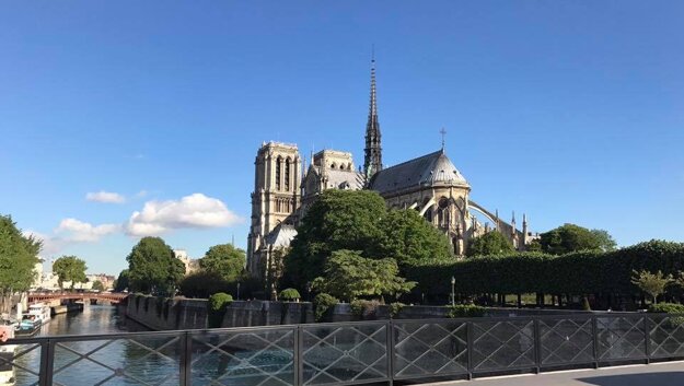 Notre-Dame pred požiarom, s ikonickou vežičkou v strede. Bude mať iný, progresívny vzhľad?