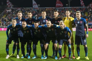 Slovenskí futbaloví reprezentanti, hore zľava Milan Škriniar, Dávid Hancko, Denis Vavro, Róbert Boženík, Martin Dúbravka a Juraj Kucka. Dole zľava Peter Pekarík, Stanislav Lobotka, Róbert Mak, Marek Hamšík a Albert Rusnák počas kvalifikačného zápasu E-skupiny EURO 2020 Chorvátsko - Slovensko.