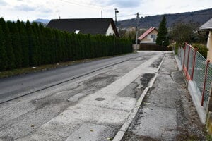 Cesta, ktorá bola po prácach na vodovode zničená a vyžiadala si opravu. 