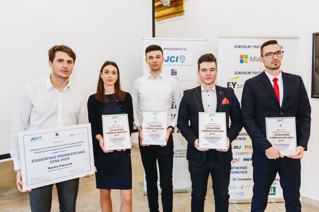 Finalisti Študentskej podnikateľskej ceny 2019: Zľava - Martin Pekarčík, Dominika Bírová, Ivan Iľko, Kade Mackintosh a Filip Bevelagua.