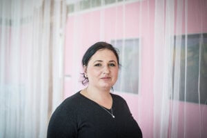 Ľudmila Kasaj Poláčková (36) na Trnavskej univerzite vyštudovala dejiny umenia. V rokoch 2007 až 2012 pracovala ako kurátorka v Galérii umenia Ernesta Zmetáka v Nových Zámkoch. Pôsobila aj ako riaditeľka Galérie Jána Koniarka v Trnave a neskôr ako učiteľka výtvarnej výchovy v základnej škole. Od augusta 2016 je kurátorkou Nitrianskej galérie. Pripravila výstavy Príbehy p(o) smrti, Fetiše súčasnosti a aktuálne Príbehy p(o) živote. V roku 2018 získala Cenu Martina Benku od Fondu výtvarných umení.