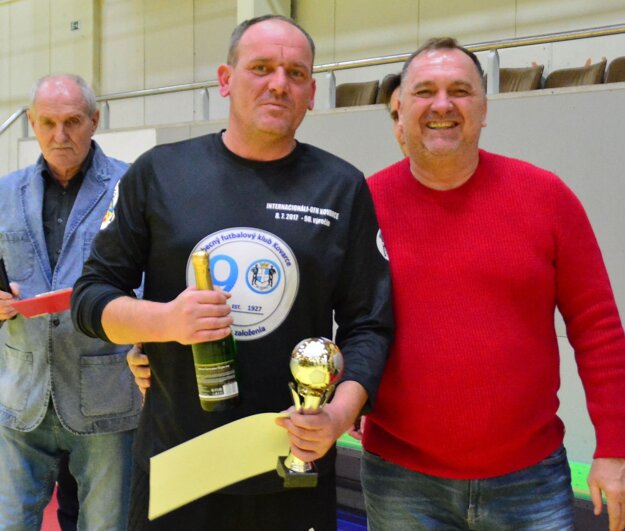 Najlepší brankár Miroslav Klačanský (Kovarce). Cenu mu odovzdával Ivan Ondruška (vpravo).