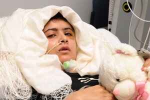 Postrelené pakistanské dievča Malála Júsafzajová 19. októbra 2012 na nemocničnom lôžku v Nemocnici kráľovnej Alžbety v Birminghame.