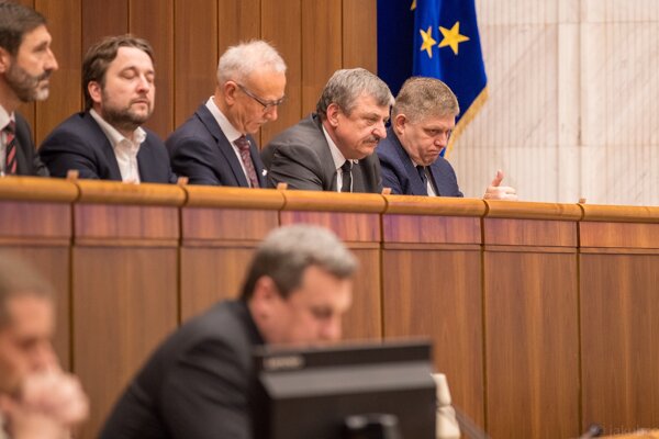 Priemyselné zväzy kritizujú narýchlo vymyslené sociálne opatrenia