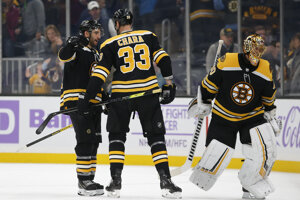 Patrice Bergeron (vľavo), Zdeno Chára a Tukka Rask.
