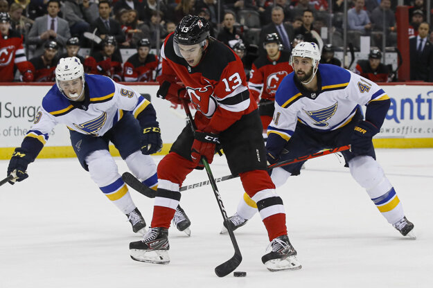 Nico Hischier (v strede).
