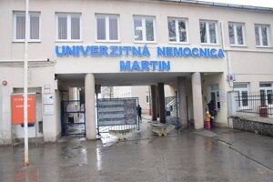 Zraneného lesného robotníka transportovali vrtuľníkom do martinskej nemocnice. 