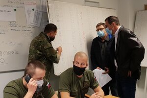 Prednosta Okresného úradu v Martine Vladimír Polakovič s Karolom Bayerom, vedúcim Krízového riadenia OÚ MT pri sčítaní priebežných výsledkov testovania.  