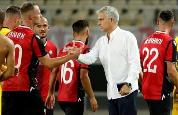 Ján Krivák si podáva ruku s trénerom Tottenhamu Josém Mourinhom.