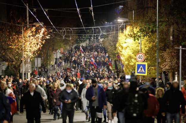 Účastníci protestu počas presunu.