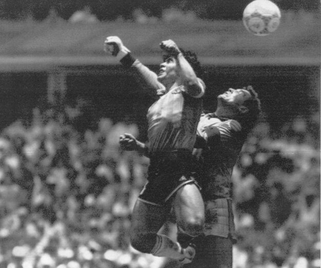 Na archívnej snímke z 22. júna 1986 argentínsky futbalista Diego Maradona (vľavo) a brankár Anglicka Peter Shilton v súboji, z ktorého Maradona dal svoj prvý z dvoch gólov vo štvrťfinále MS vo futbale v Mexico City. Tento gól je známy ako Božia ruka.
