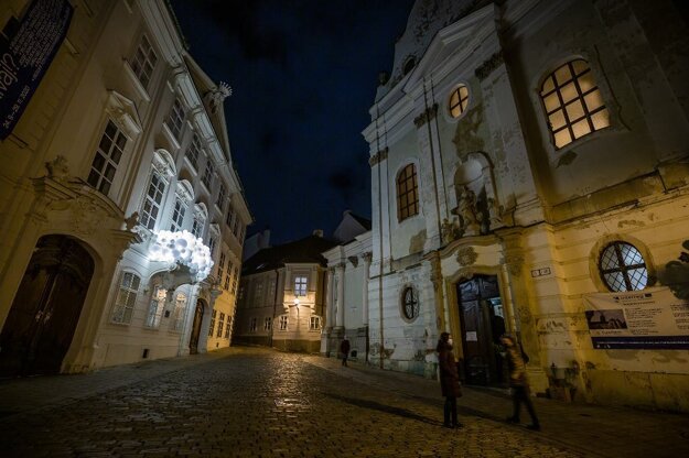 Inštalácia Christmas Bubbles na Mirbachovom paláci.