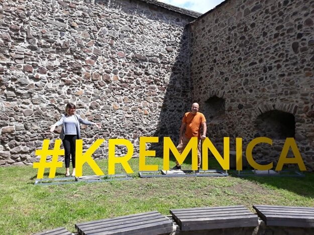 Nápis #Kremnica z dielne OZ Bašta Musica.