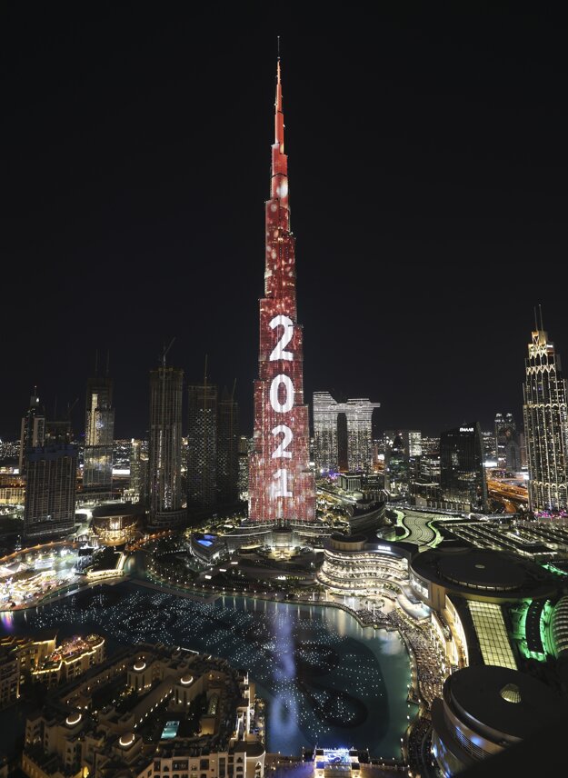 Vítanie Nového roka v Spojených arabských emirátoch, na snímke budova Burdž Chalifa v Dubaji vysoká 829,8 metra.